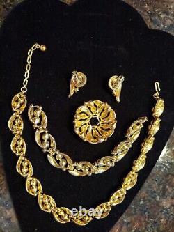 Beautiful Vintage Crown Trifari 5 Piece Set Gold Tone Rhinestone and Faux Pearls