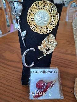 Brooches Vintage Varies Unique Designs & Styles 30 Brooches In This Grouping