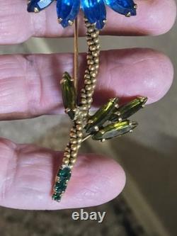 Fabulous Weiss Retro Flower Brooch