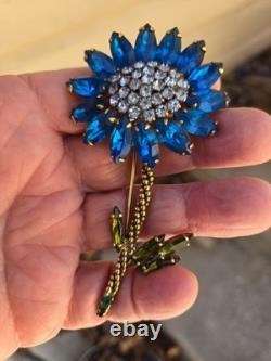 Fabulous Weiss Retro Flower Brooch