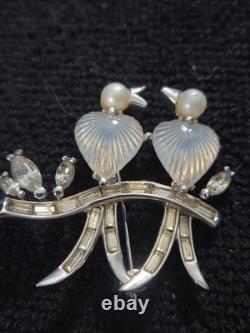 Pennino Vtg. Frosted Glass Jelly Belly Love Birds Brooch Rhodium Back