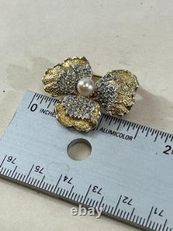 VTG NETTIE ROSENSTEIN GOLD TONE Pearl RHINESTONE BROOCH Spring Floral DS51